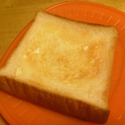 朝食にいただきました～!(^^)!
バターが染みて、うんまい(*^_^*)
